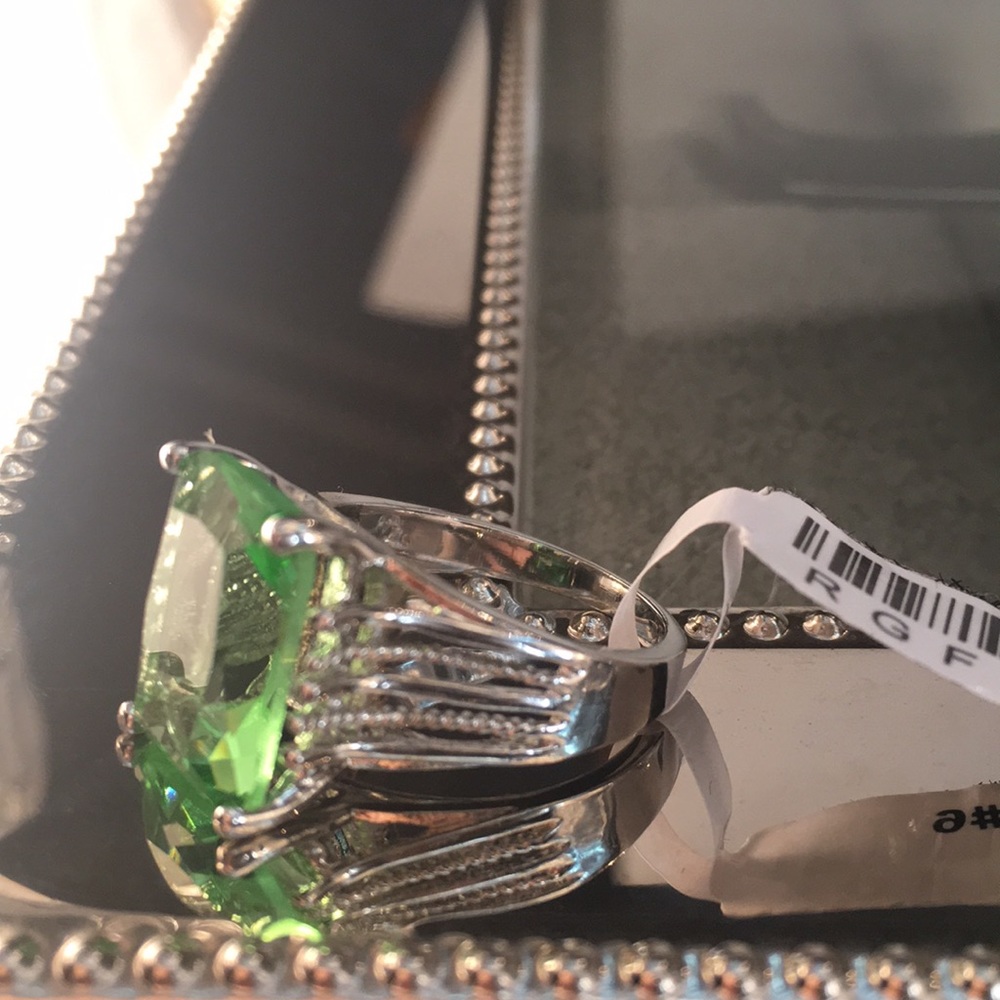Beautiful Peridot Gemstone  Ring In Silvertone - Picture 4 of 5